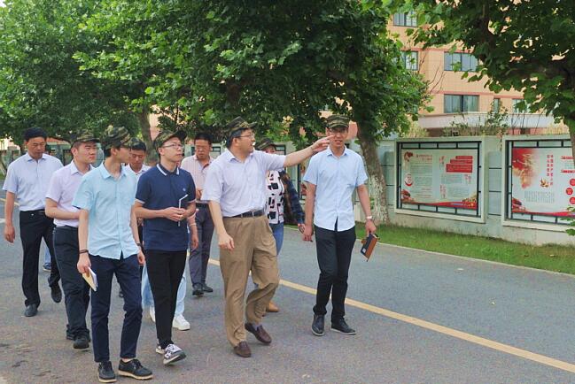 集團公司新分配大學(xué)生赴淮海農(nóng)場有限公司接受革命傳統(tǒng)教育.jpg
