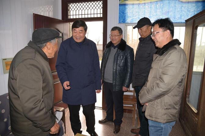 集團(tuán)公司總經(jīng)理胡兆輝到淮海慰問(wèn).jpg