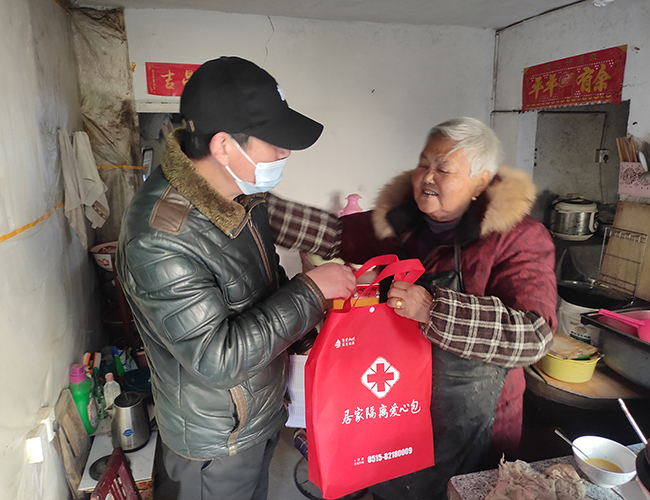 城南居委會(huì)快速發(fā)放“居家愛心包”.jpg