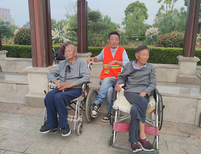 “你陪我長大,我陪你變老”.jpg