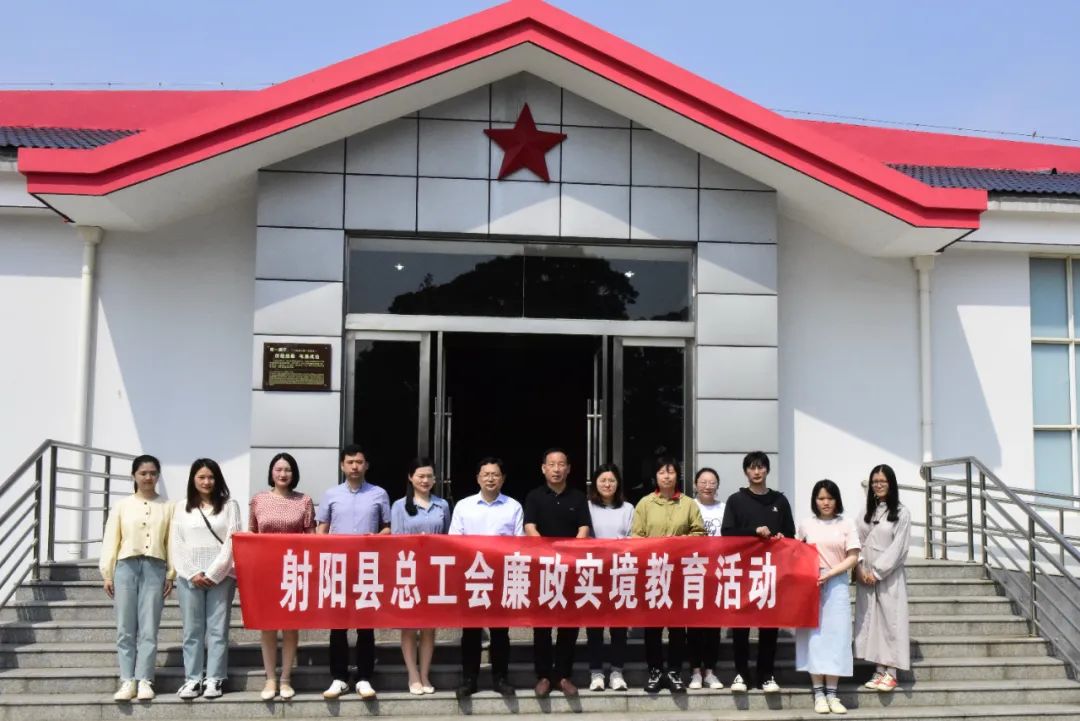 射陽縣總工會參觀淮海農(nóng)場農(nóng)建四師陳列館